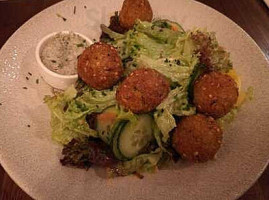 & Bar Kinski food