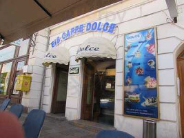 Dolce Eis Caffè outside