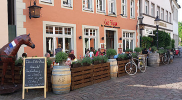Le Feu outside
