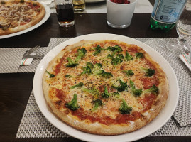 Pizzeria La Piccola food