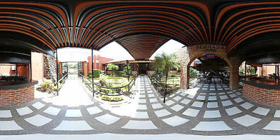 Leon d'Oro outside