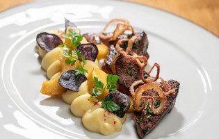 Weinhaus Neuner food