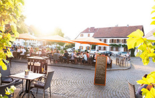 Unter der Linde outside