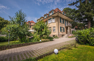 Eichholz Serini outside