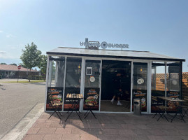 Unique Burger outside
