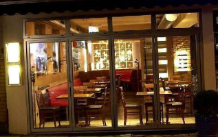 Bistro Paparazzi inside