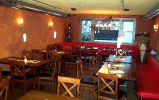 Bistro Paparazzi inside