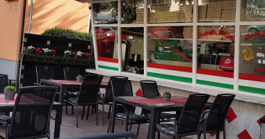 Onkels Pizza Wiesbaden outside