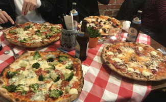 Pizzeria Amici food