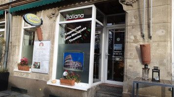 Pizzeria Amici outside