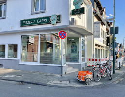 Pizzeria Capri outside