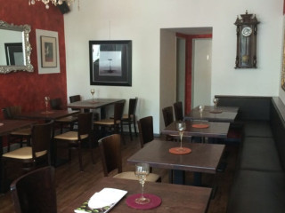 In Mezzo Ristorante Bar Lounge Restaurant
