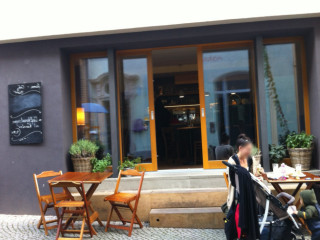 Fama Cafe und Bucher