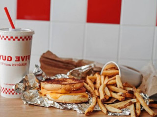 Five Guys Am Graben